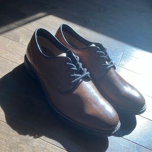 8.5 Men’s brown derby style memory foam dress shoes